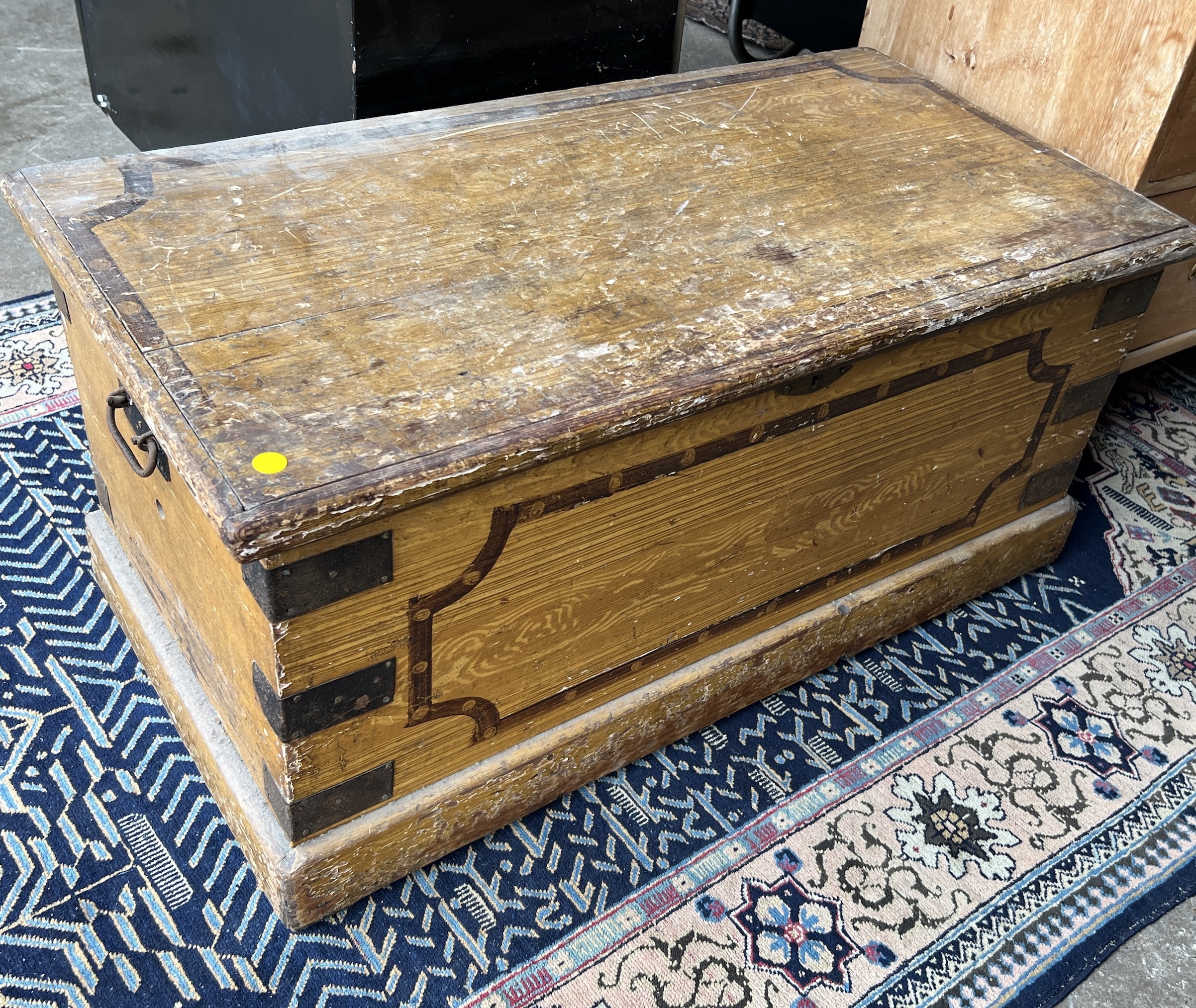 A Victorian rectangular pine trunk with painted simulated grain, width 91cm, depth 46cm, height 42cm
